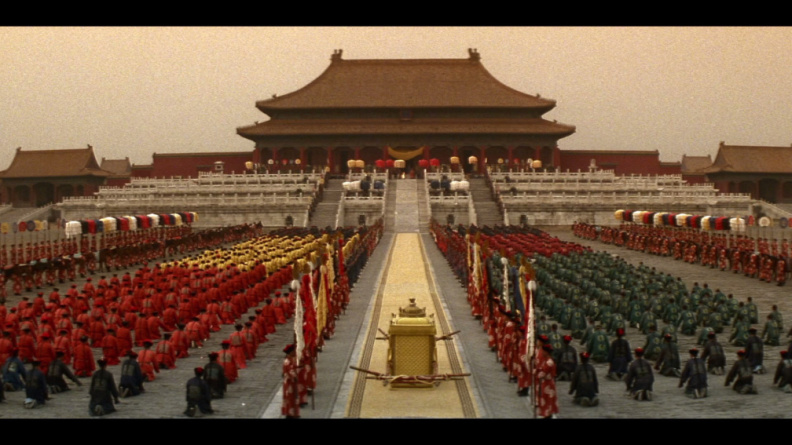 aca hay una foto del film que muestra la ciudad y la guardia del emperador.