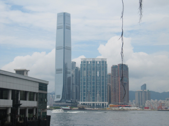aca se ve uno de los tantos edificios en Hong Kon..