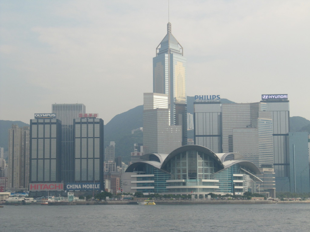 idem a la anterior, pero aca se ve el centro de convenciones de Hong Kong.