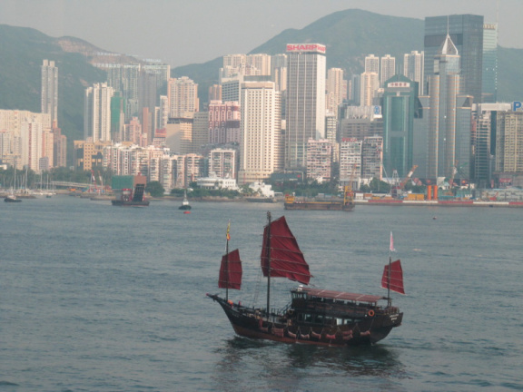 Piratas navegando por Hong Kong