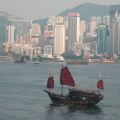 Piratas navegando por Hong Kong