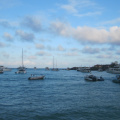 vista del mar desde la plaza de Puerto Ayora