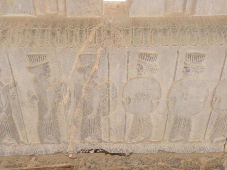 Algunos guerreros persas en alto relieve.