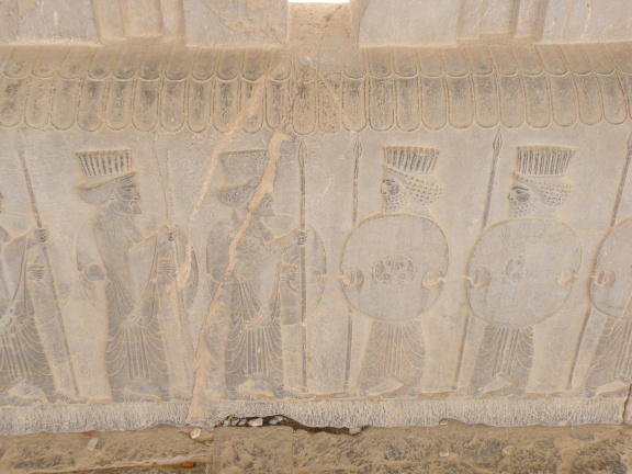 Algunos guerreros persas en alto relieve.
