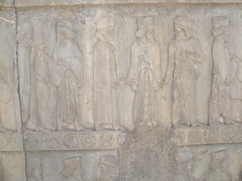 Mas estatuas en relevo de los persas