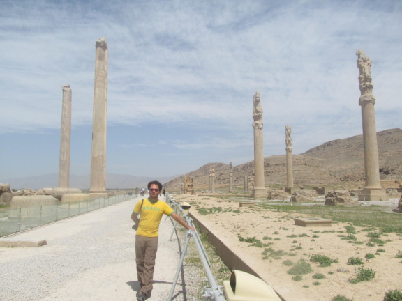 VHS y al fondo las columnas de Persepolis que aun se mantiene