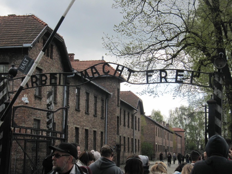 'El Trabajo Libera' en la entrada a Auschwitz