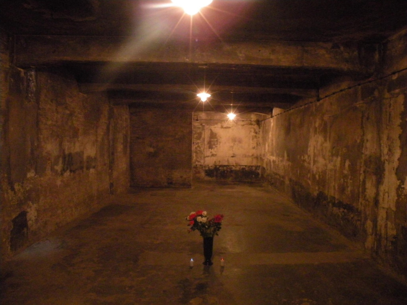 Interior de la primera camara de gas de Auschwitz