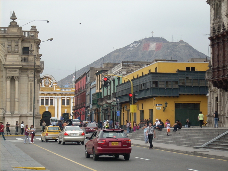 Vista del cerro desde la Plaza de Armas de Lima