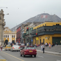 Vista del cerro desde la Plaza de Armas de Lima