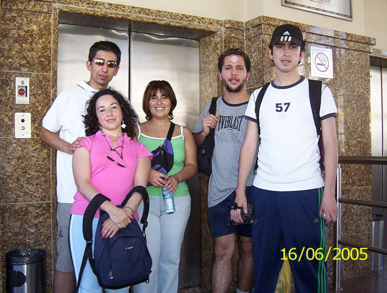 Enrique, Carmen, Claudia, VHS y Ulises en la entrada del elevador Larcerda. gracias Carmen por la foto !