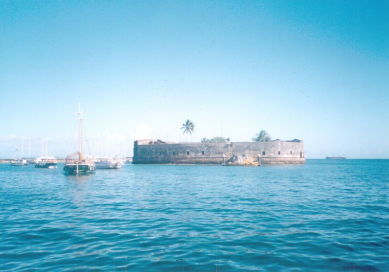 Este es uno de los tantos fuertes de Salvador.. fue construido en pleno mar y para llegar alla se necesita un botecito.