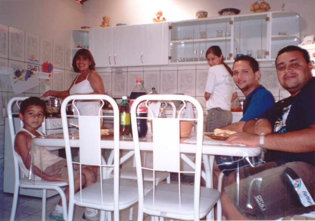 hehehe.. Paulo Ormond, VHS, Leila, Claudia y Sheila.. Preparando el "exquisito" pastel de papas.