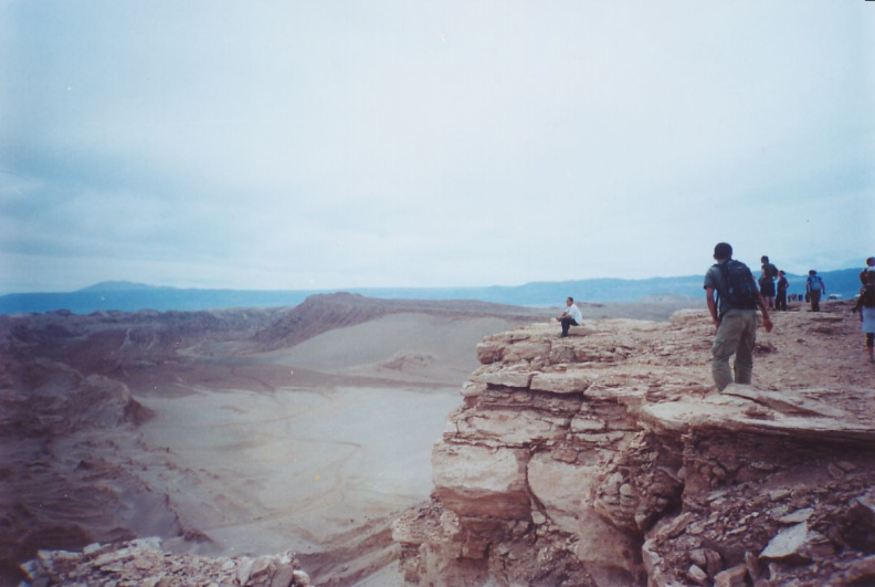 Allá lejos, VHS a punto de suicidarse... abajo "Salar de Atacama"