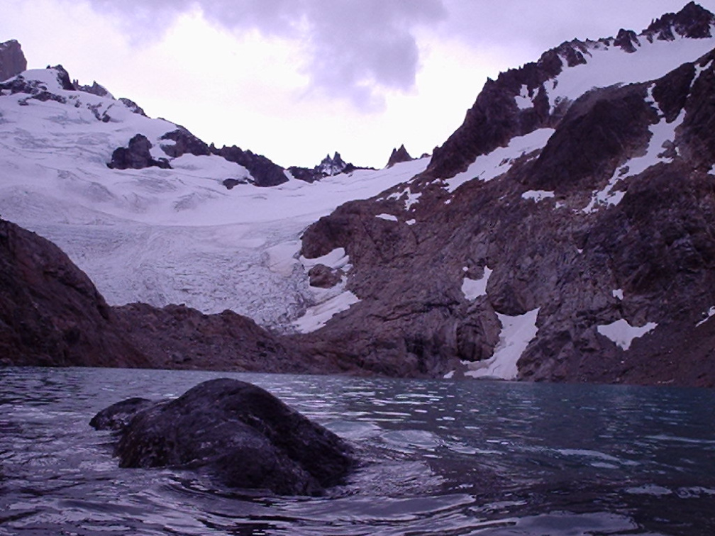 patagonia_argentina_399 (566 visits) aca el lago .. es triste que la camara no capto sus verdaderos colores. patagonia_argentina_399