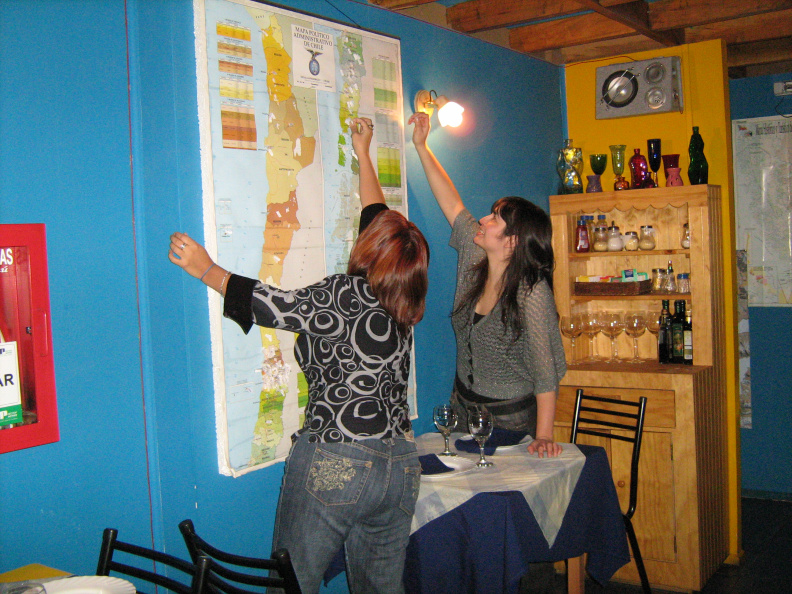 Claudia y Carolina intentando ubicar a Chile en el mapa