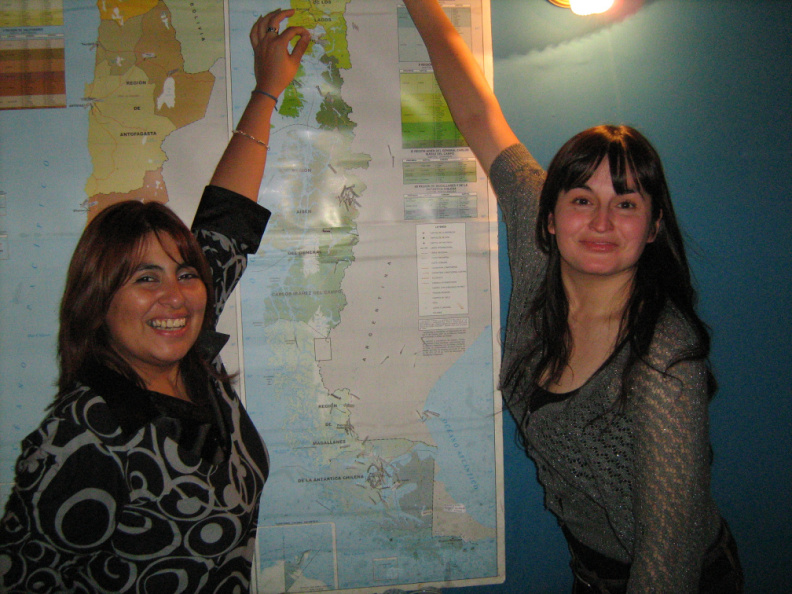 Claudia y Carolina felices de haber ubicado a Chile en el mapa