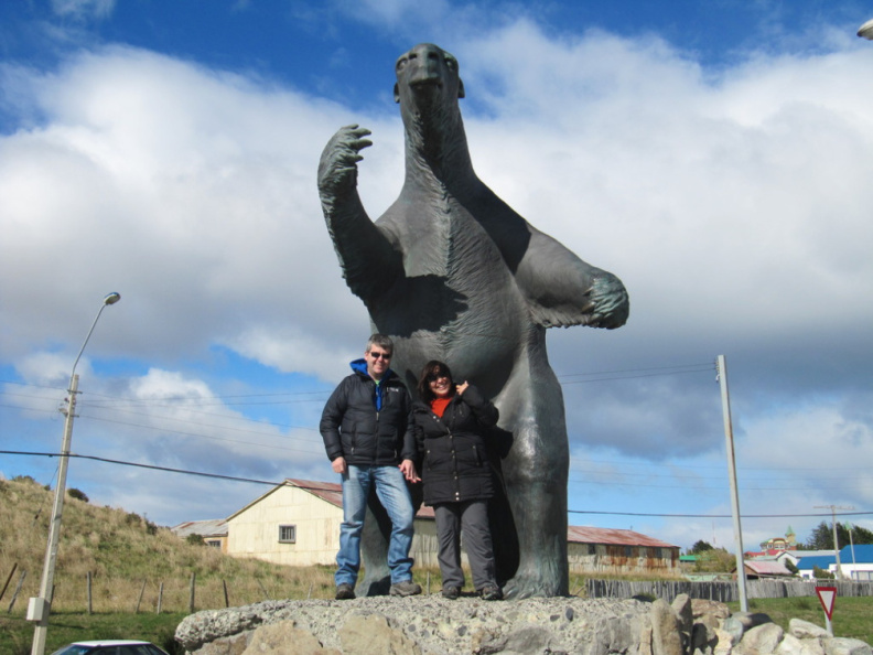 Javier y Lore.. junto al Milodon en Puerto Natales