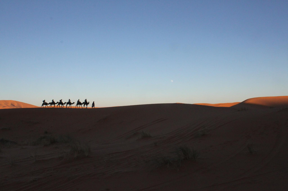 la caravana de VHS en el atardecer del desierto de Sahara