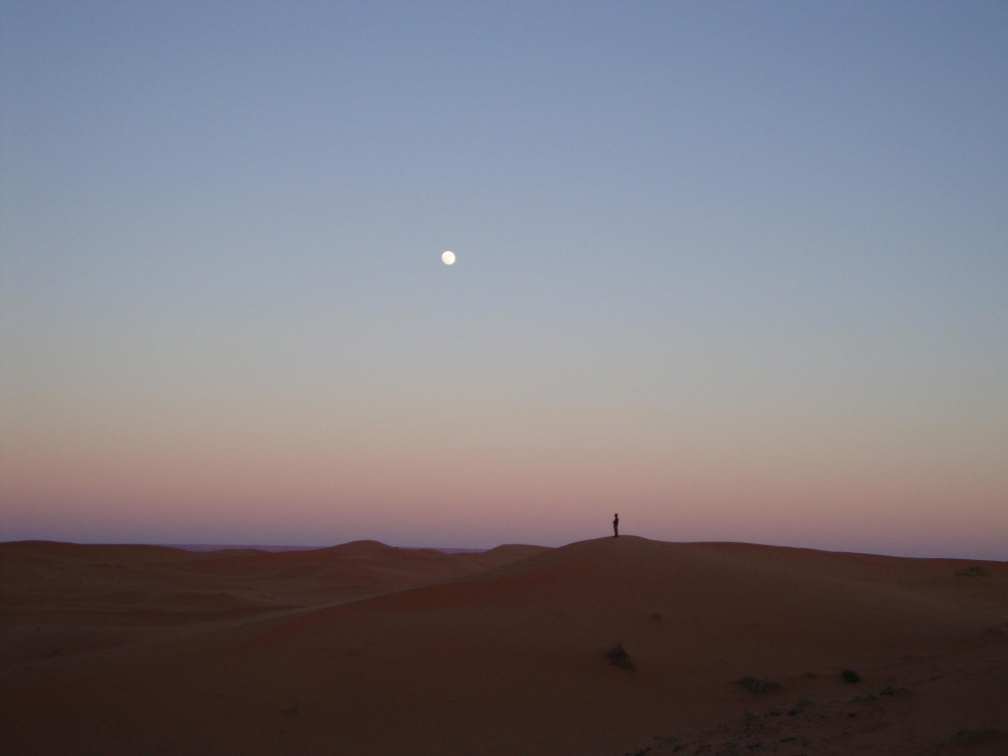 VHS, la luna y el atardecer en el Sahara