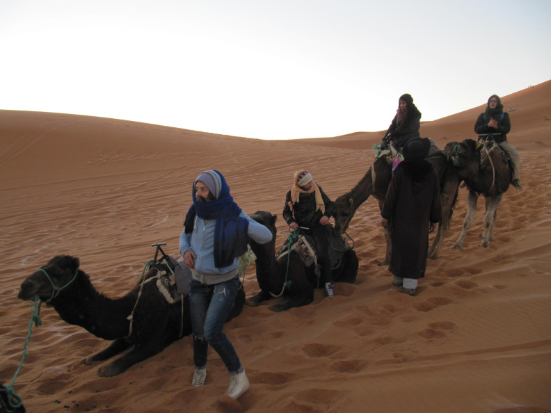 Mucho frio en el amanecer en el desierto de Sahara