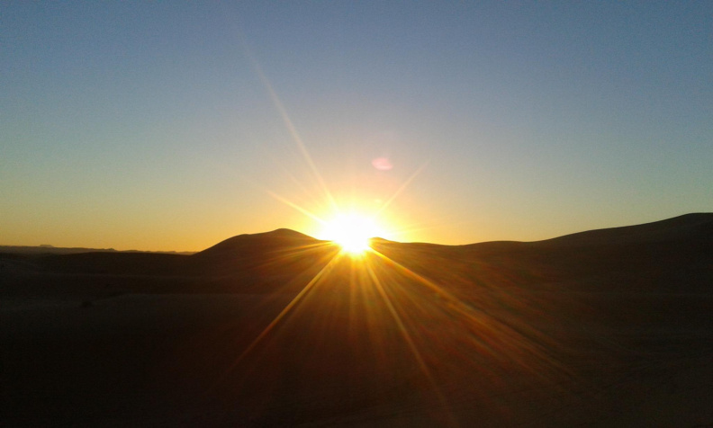 Dunas y el sol al amanecer en el desierto de Sahara