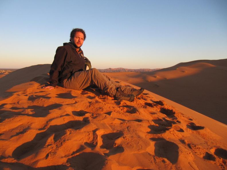 VHS y el sol al amanecer en el desierto de Sahara