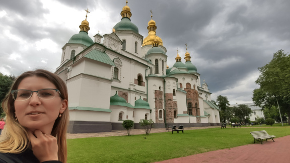 Mona visitando a St. Sophia's Cathedral en Kiev.