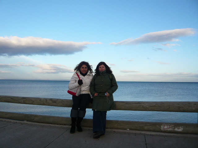 Marcela y Alejandra en la costanera de Punta Arenas