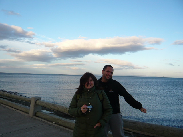 VHS y Alejandra en la costanera de Punta Arenas