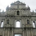 Las ruinas que sobraron de la iglesia portuguesa.