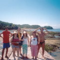 aca se ve toda la pandilla (con mucha ropa en la playa) Enrique, Carmen, Ulises, Ana Maria y Claudia.. (con poca ropa) VHS.