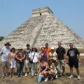 Todo el grupo al fondo de la Pirámide Chichén Itzá