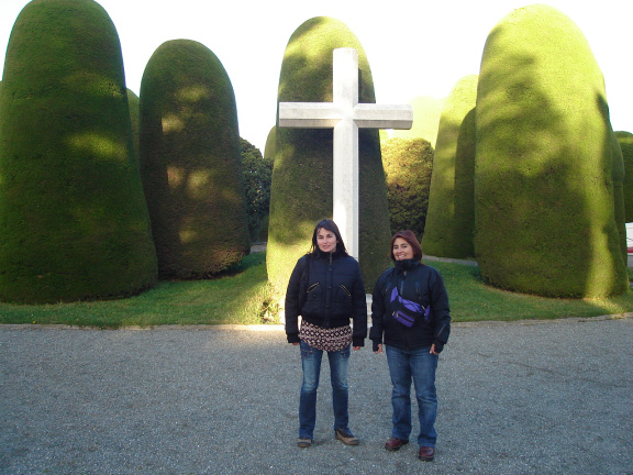 Carolina y Claudia en el cemeterio de Punta Arenas