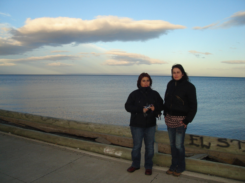 Claudia y Carolina en la costanera de Punta Arenas
