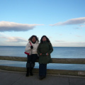 Marcela y Alejandra en la costanera de Punta Arenas
