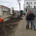 Lore y Javier en unas de las tantas calles embarradas de Punta Arenas.
