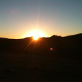 Dunas y el sol al amanecer en el desierto de Sahara