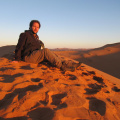 VHS y el sol al amanecer en el desierto de Sahara