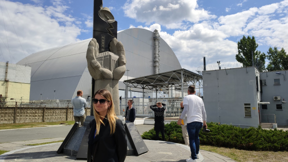 Mona muuuy cerca del sarcófago Chernobyl.
