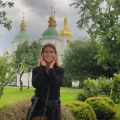 Mona alegre visitando a St. Sophia's Cathedral en Kiev.