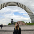 Mona en Peoples' Friendship Arch en Kiev